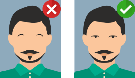 Panneau comparatif illustré montrant à gauche un visage avec les yeux fermés signalé comme refusé, et à droite le même visage avec les yeux ouverts signalé comme conforme.